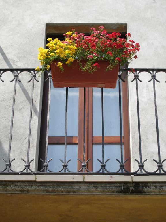 La Casa Del Borgo Bed & Breakfast Brissago-Valtravaglia Exterior foto